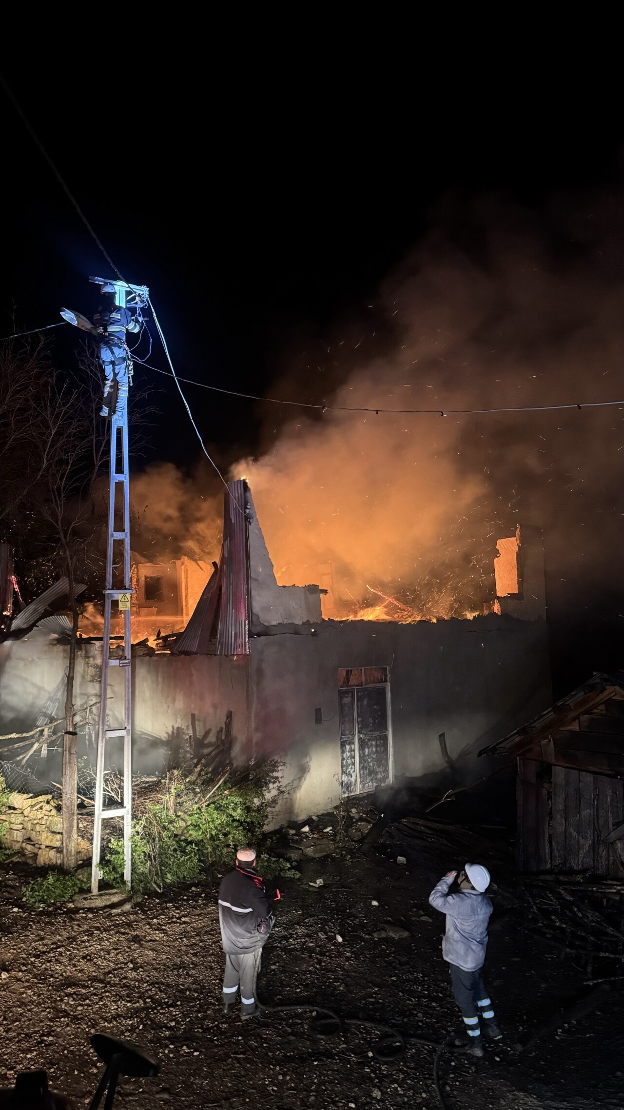 Karabük'te 2 katlı ev yandı