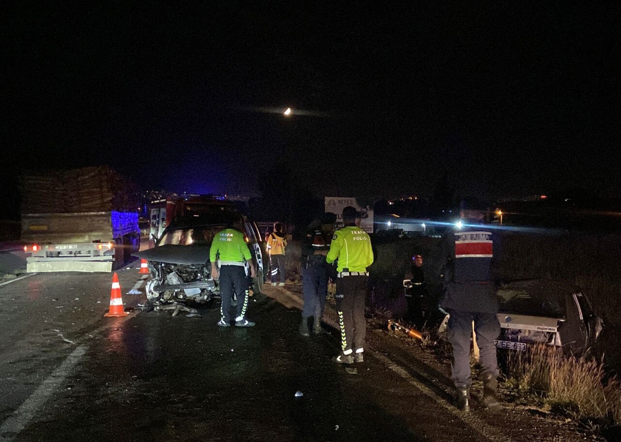 Kastamonu'da otomobille hafif ticari aracın çarpıştığı kazada 3 kişi yaralandı