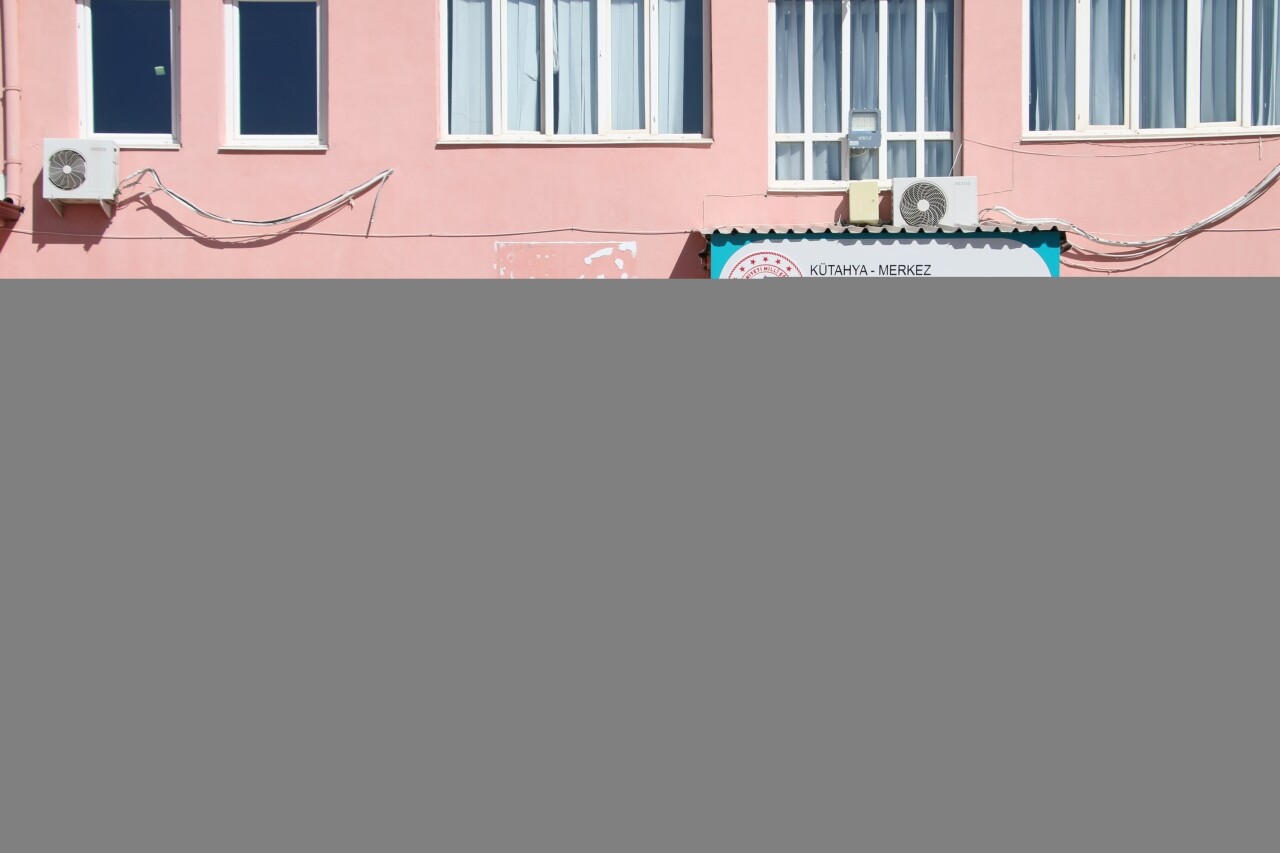 Kütahya'da gençlerden engelli öğrencilere tekerlekli sandalye desteği