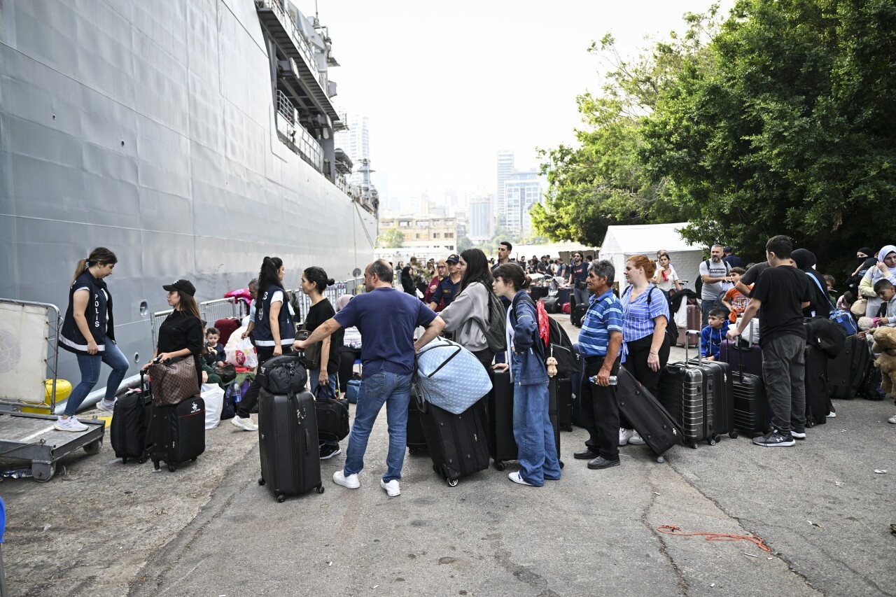 Lübnan'dan 18 yıl sonra yine gemiyle tahliye edildi