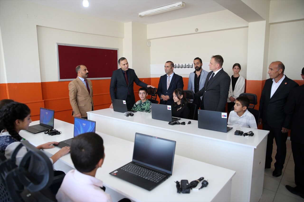 Muş'ta köy okullarına kurulan bilişim sınıflarıyla öğrencilerin bilgiye erişimi kolaylaşıyor
