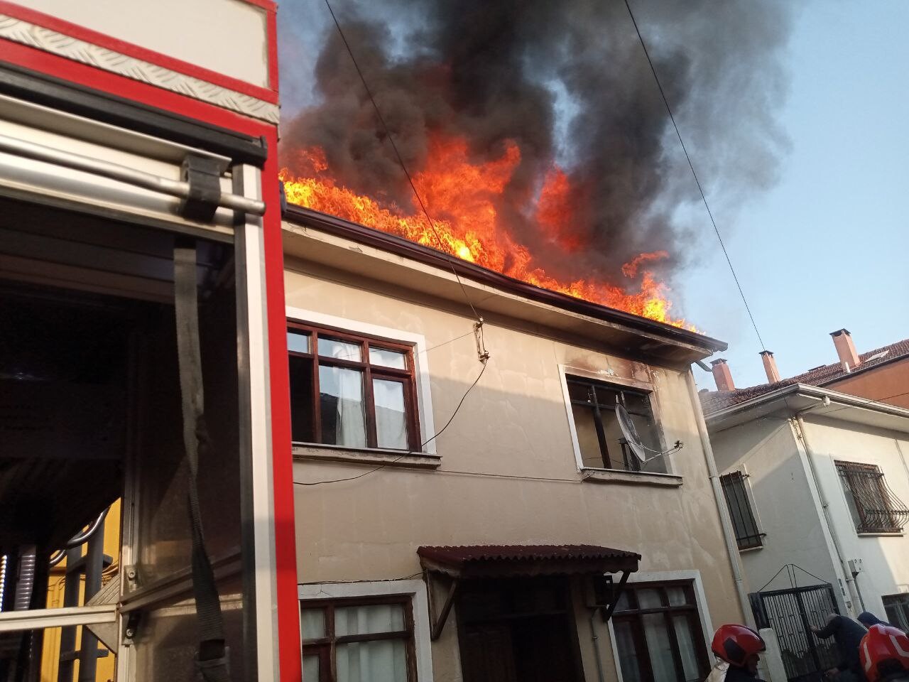 Sakarya'da çıkan yangında biri tarihi 3 ev zarar gördü