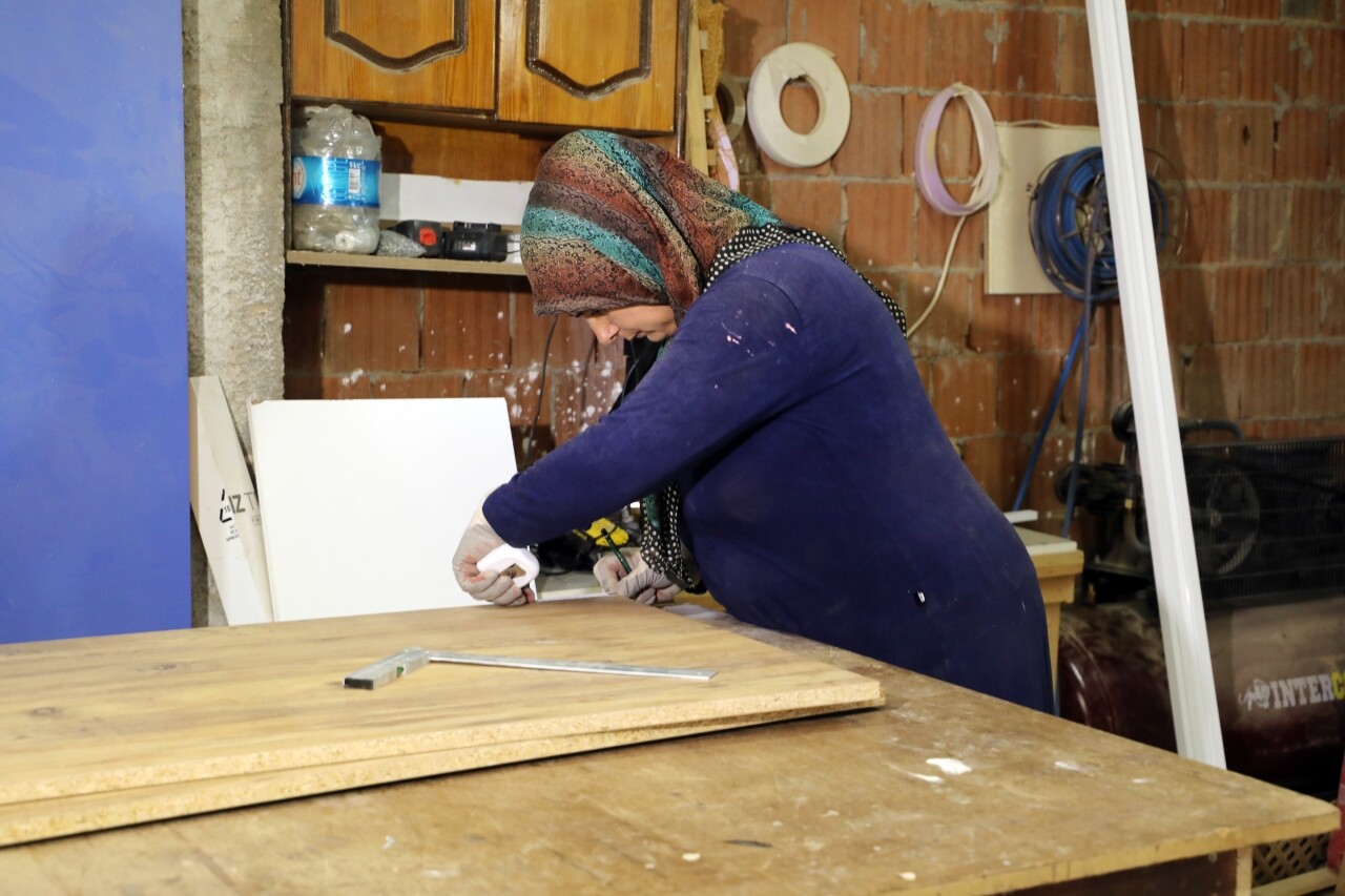 Sakarya'da çırak bulamayan eşine yardıma giden kadın mobilya ustası oldu