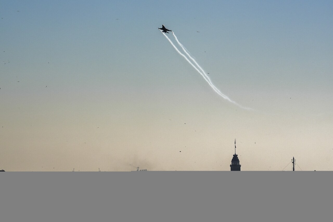 SOLOTÜRK'ten İstanbul semalarında selamlama uçuşu