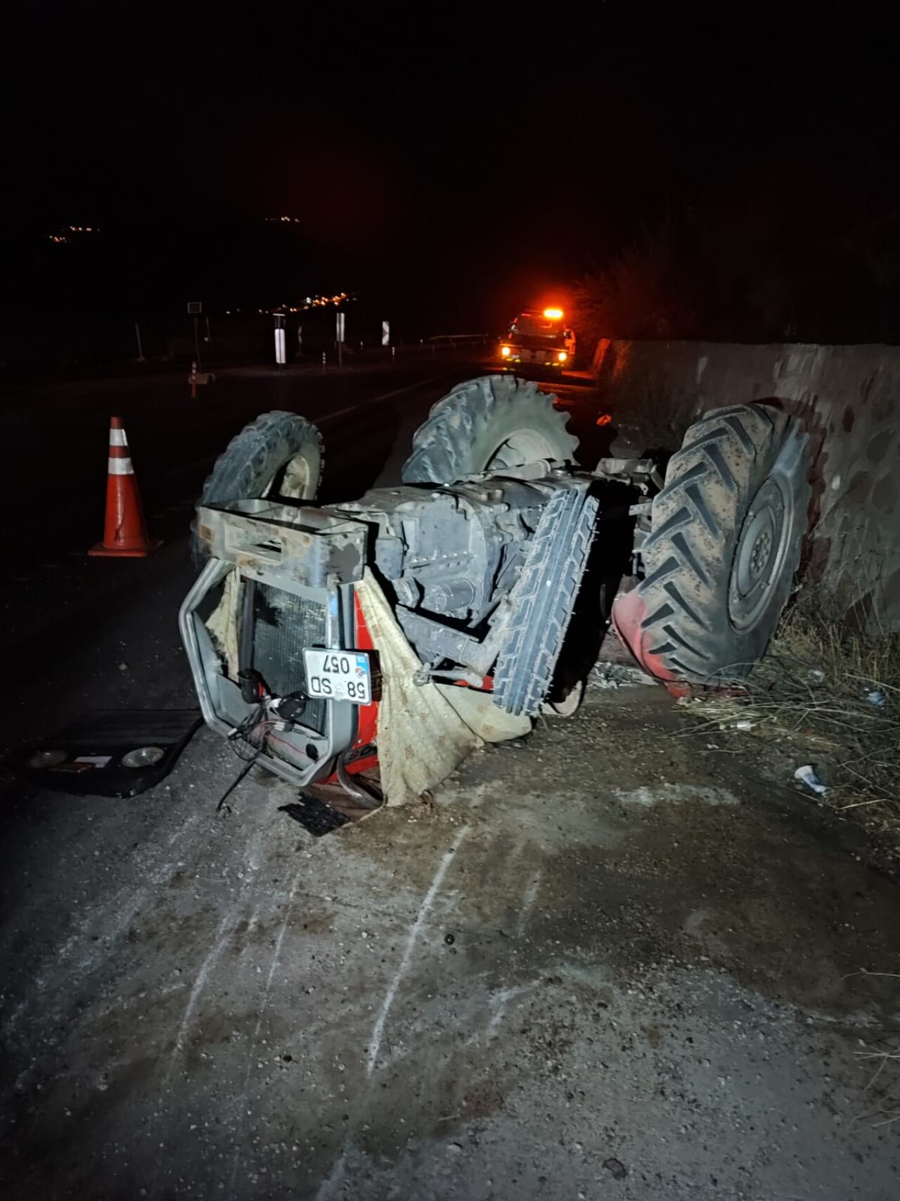 Taksi ile traktörün çarpıştığı kazada 1 kişi öldü, 1 kişi yaralandı