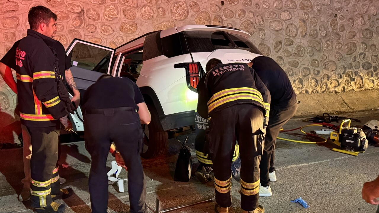 Tekirdağ'da istinat duvarına çarpan cipteki 2 kişi öldü, 2 kişi yaralandı