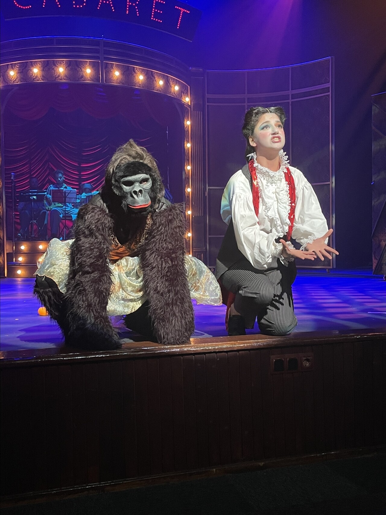 Trabzon Devlet Tiyatrosu, "Hayat Bir Kabaredir" oyunu ile perdelerini açtı