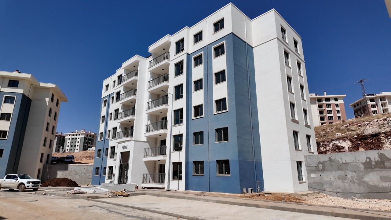 Türkiye'nin en büyük şantiyesinde deprem konutlarının inşası sürüyor