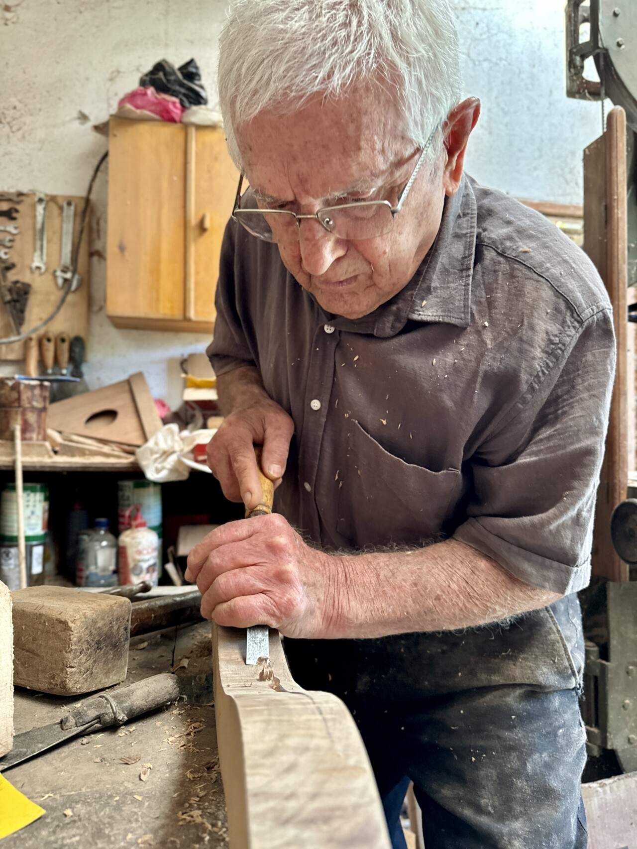 Ustasından kalan şerit testereyle 89 yaşında eşya üretiyor