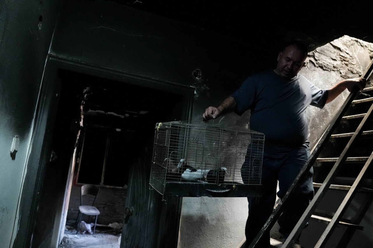 Yangında evini kaybetti ama güvercin tutkusundan vazgeçmedi