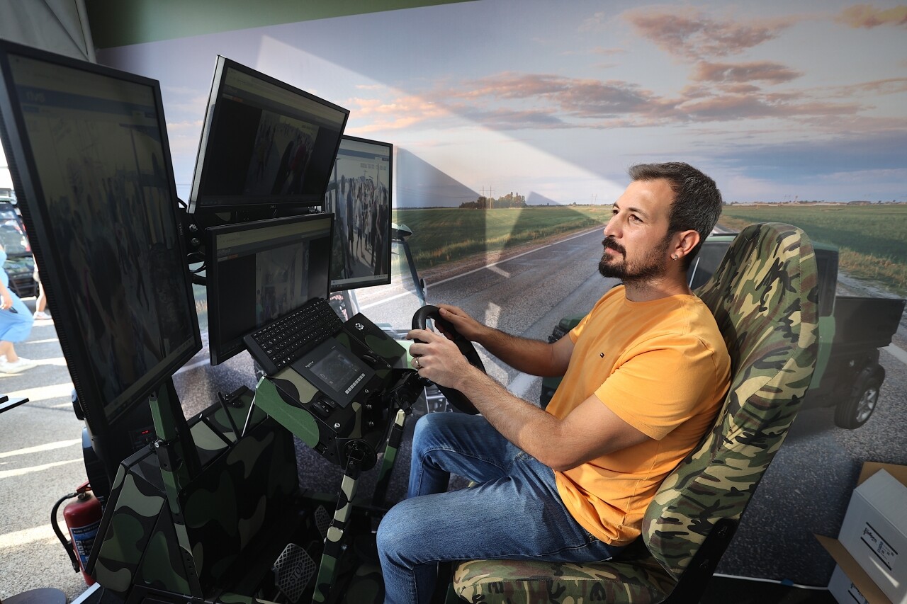 Yapay zeka destekli golf aracı TEKNOFEST Adana'da boy gösteriyor