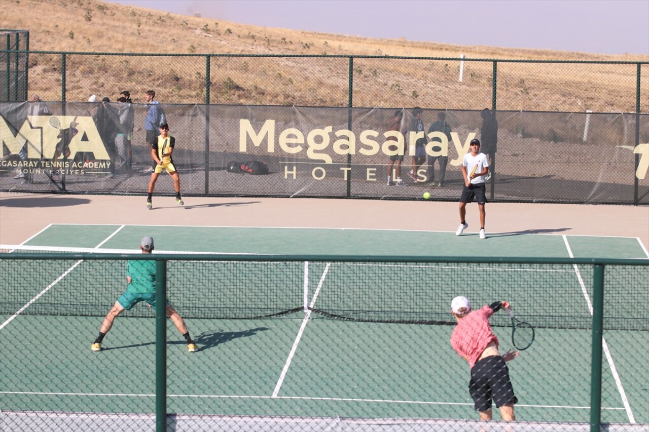Yerli ve yabancı tenisçiler, yüksek irtifa merkezi Erciyes'te güç depoluyor