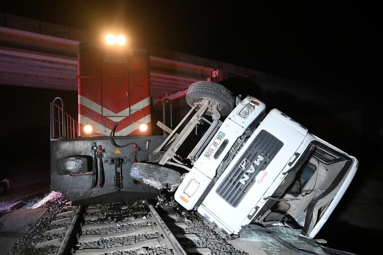 Yolcu treni raylarda bırakılan beton pompası aracına çarptı