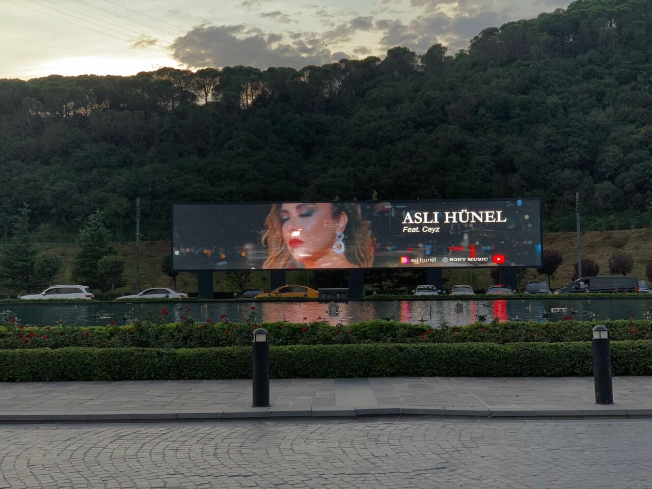 Aslı Hünel'e abisi Saruhan Hünel'den jest