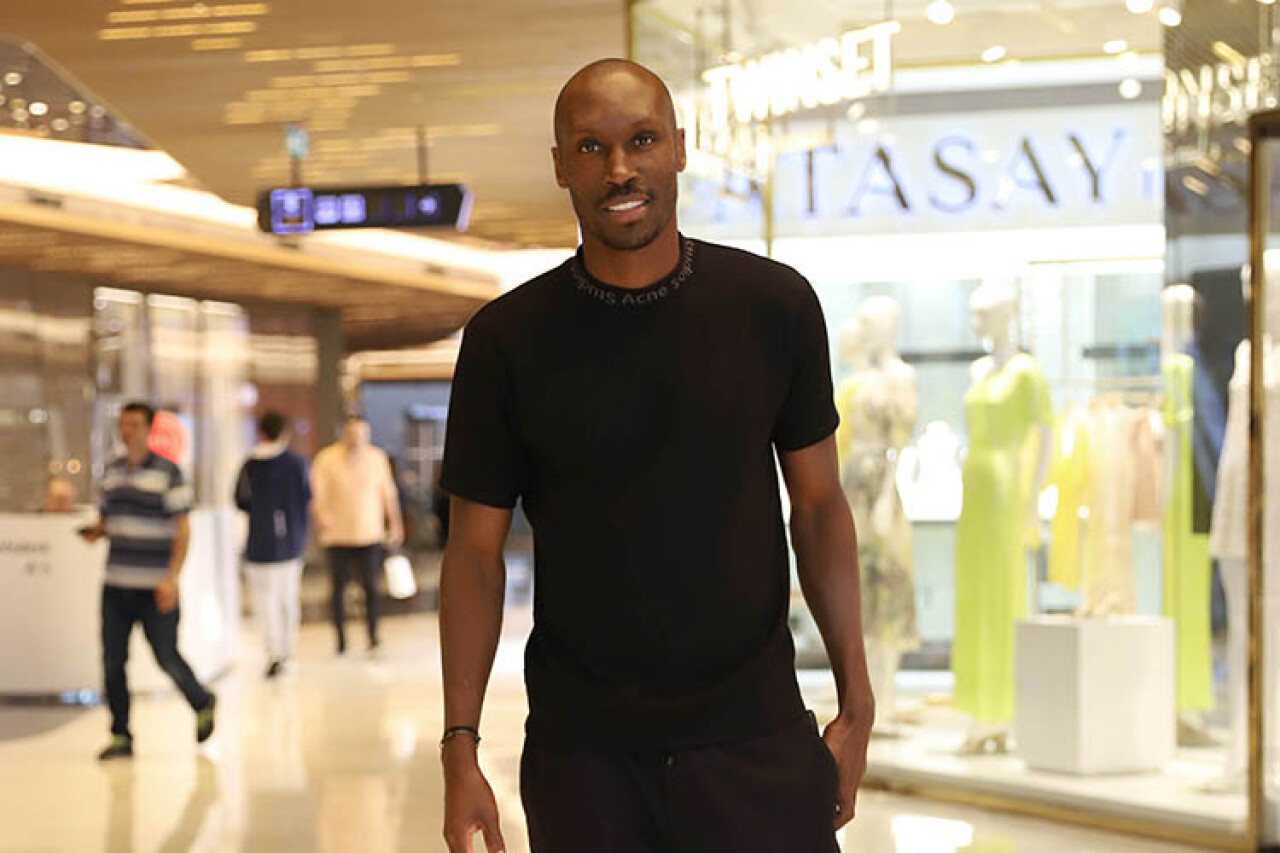 Atiba Hutchinson alışveriş turunda