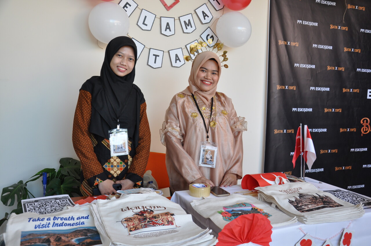 Endonezyalı öğrencilerden batik sanat