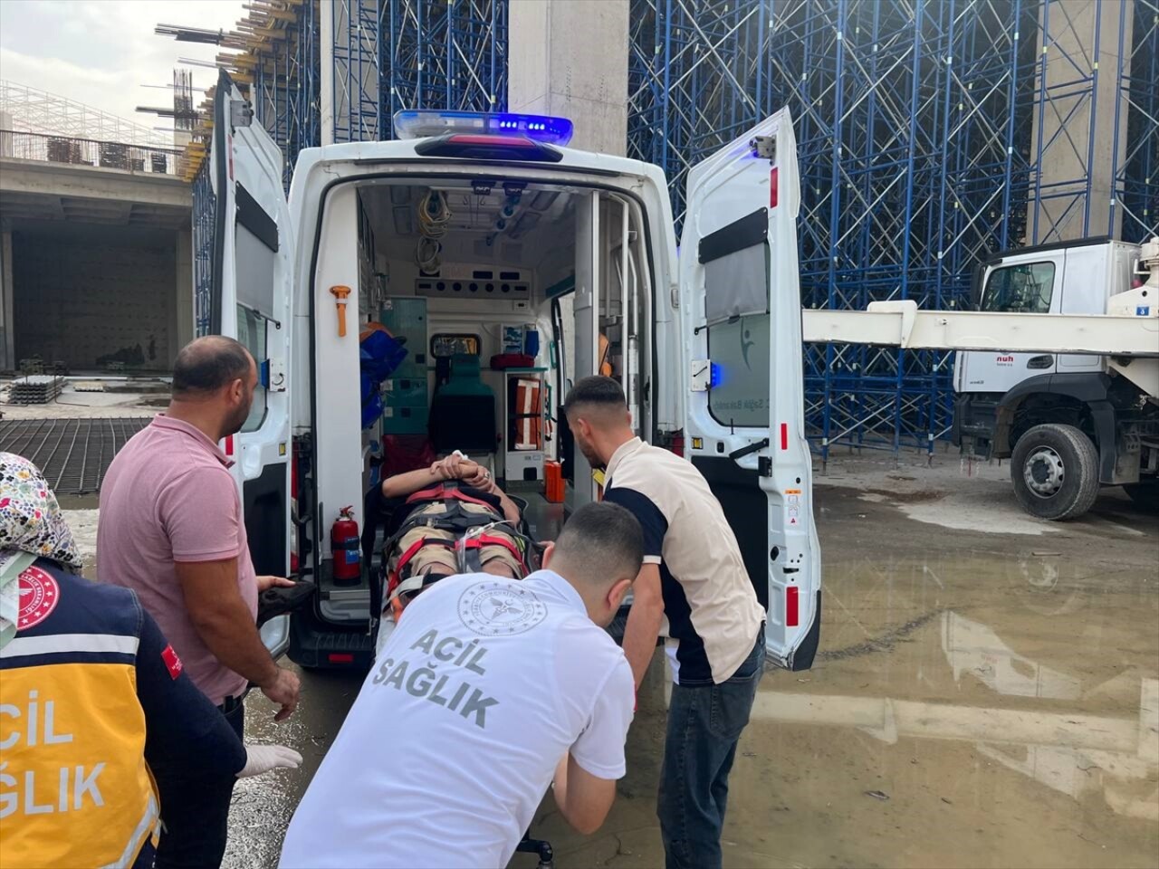 Devrilen platformdan düşen 2 işçi yaralandı