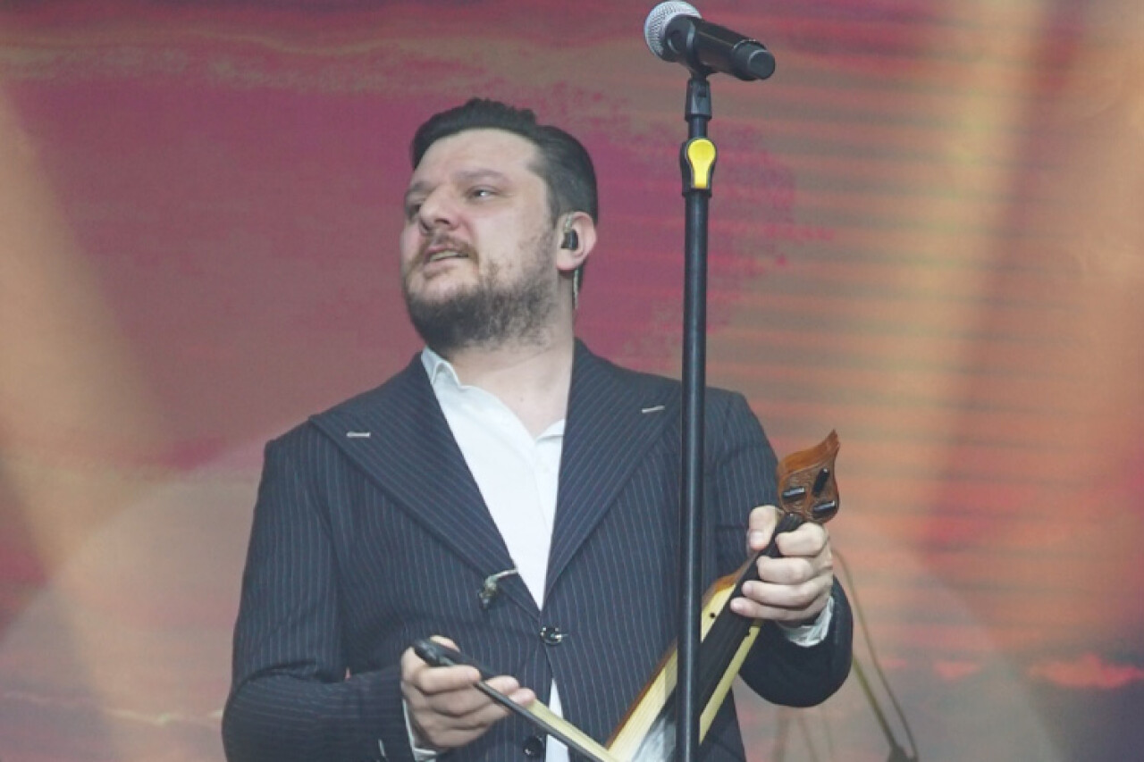 Ekin Uzunlar'ın kafasına para attılar