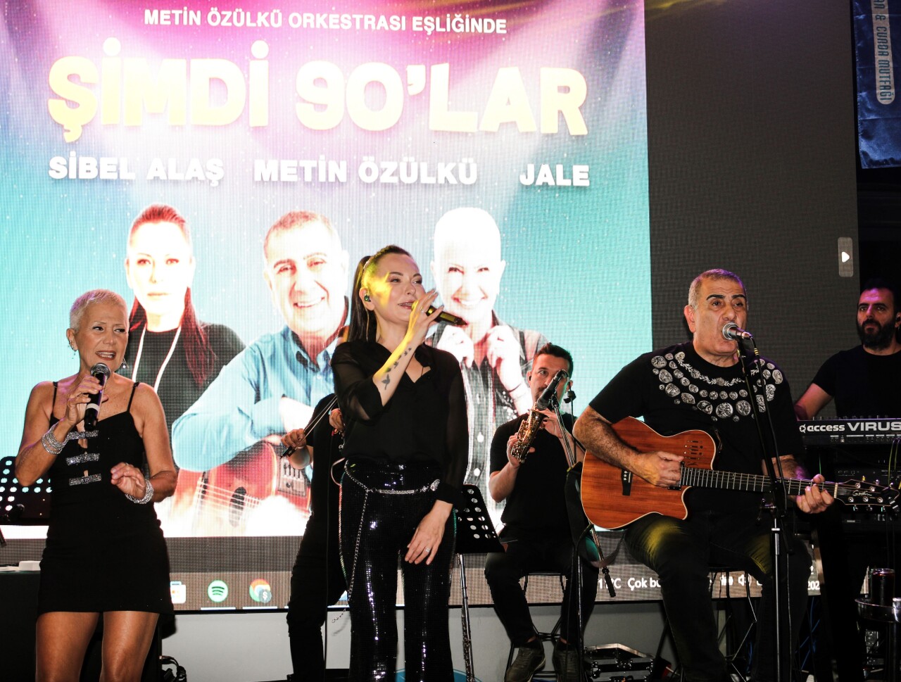 Sırtımızı Birbirimize Yaslıyoruz