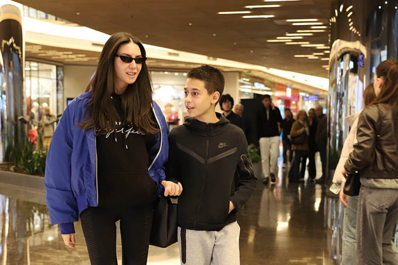 Ahu Yağtu oğluyla alışveriş keyfinde