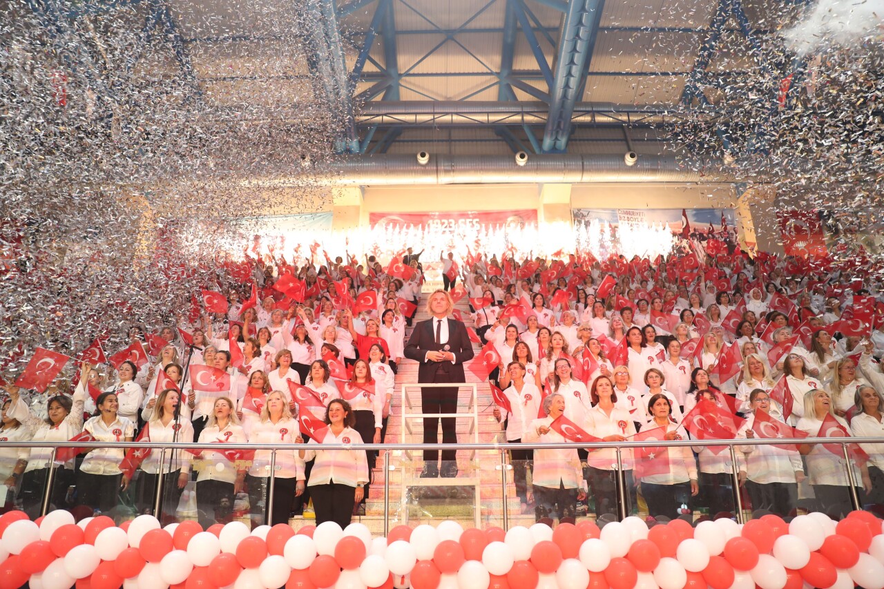 Soner Arıca 1923 Kadın ile Cumhuriyet Marşı'nı söyledi