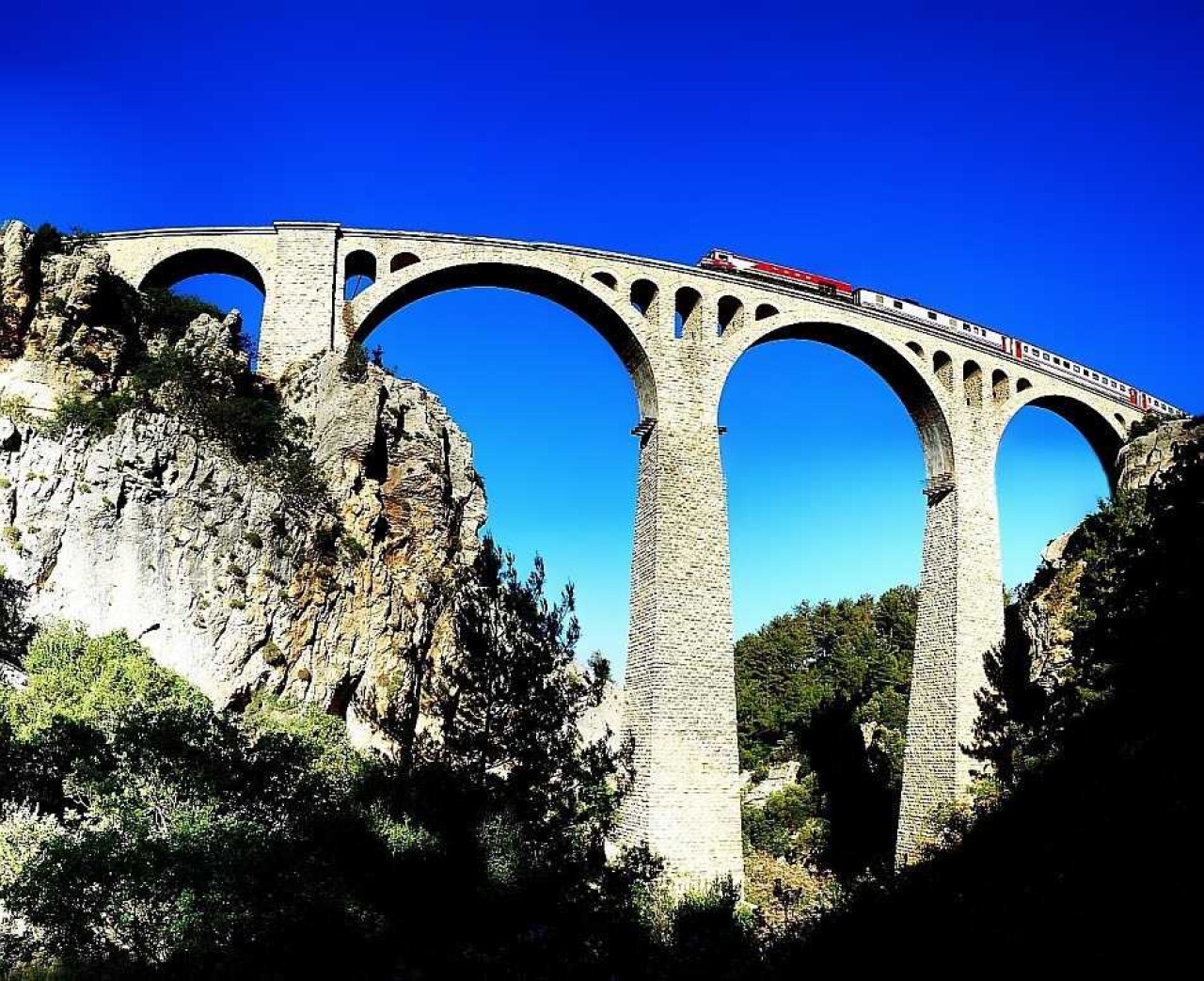 Hem tarih hem doğa! Türkiye'deki en ilginç köprülerden biri orada