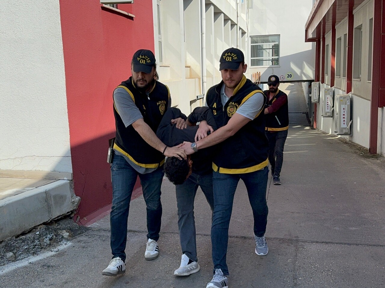 1 kişinin yaralandığı silahlı saldırıya ilişkin 5 zanlı tutuklandı