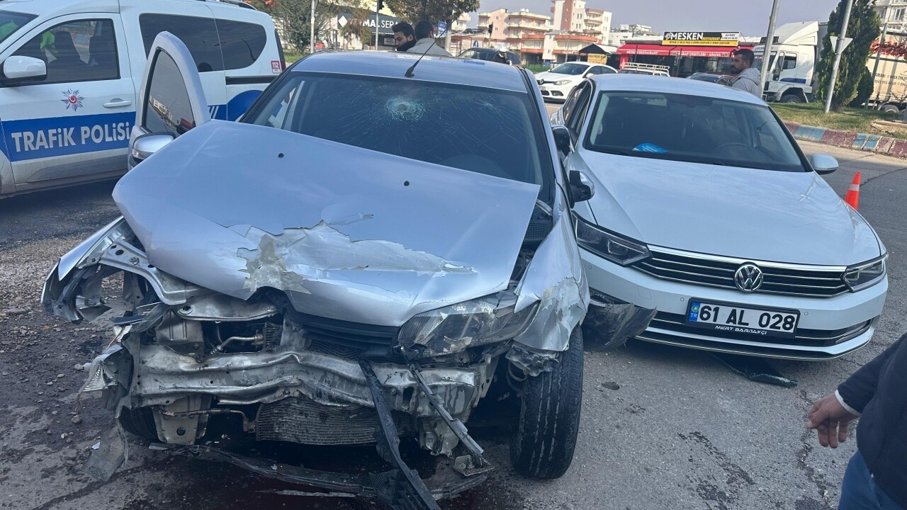 Adıyaman'da iki  otomobilin çarpıştığı kazada 4 kişi yaralandı