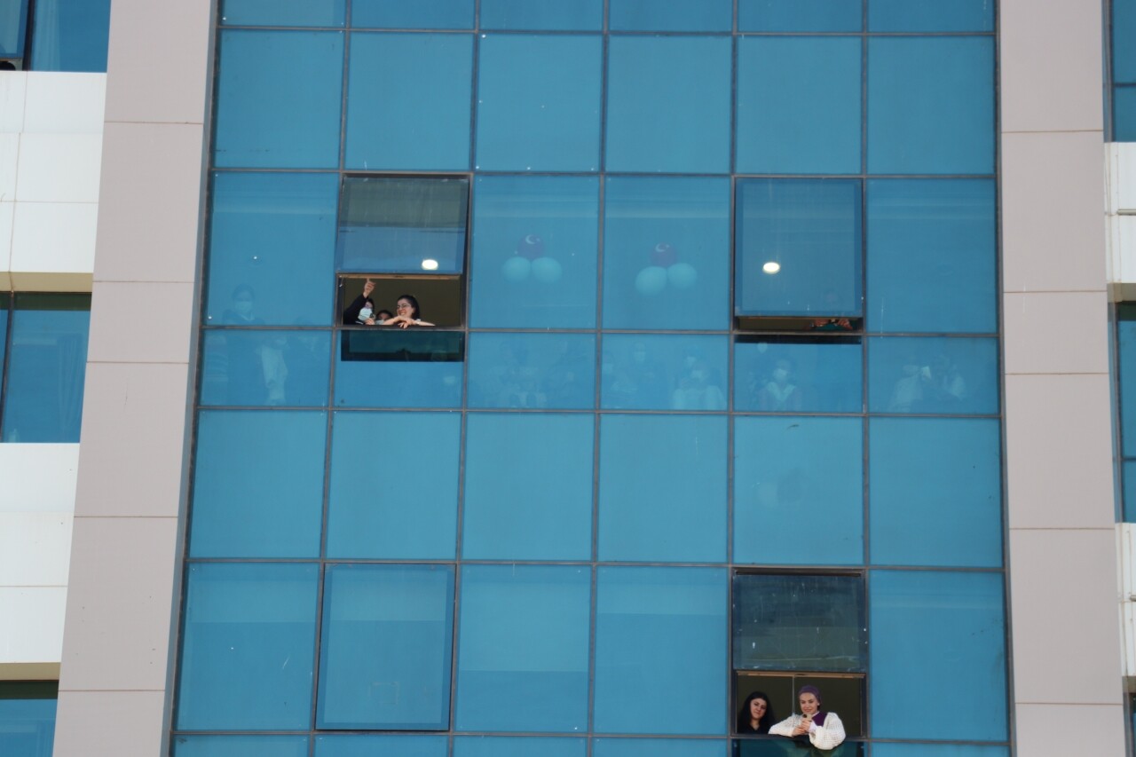 Anaokulu öğrencileri, lösemili akranları için gökyüzüne balon bıraktı