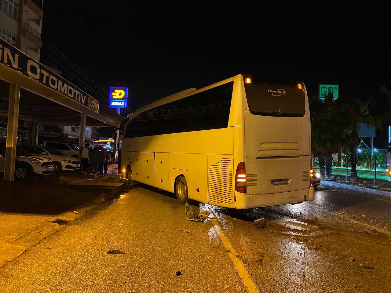 Antalya'da tur otobüsü ile çarpışan otomobilin sürücüsü öldü