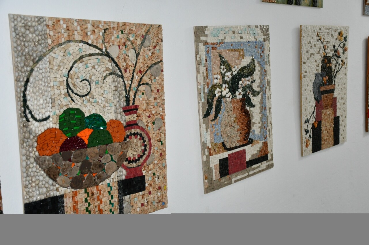 Arnavutluk sahillerinden topladığı taşları sanat eserine dönüştürüyor