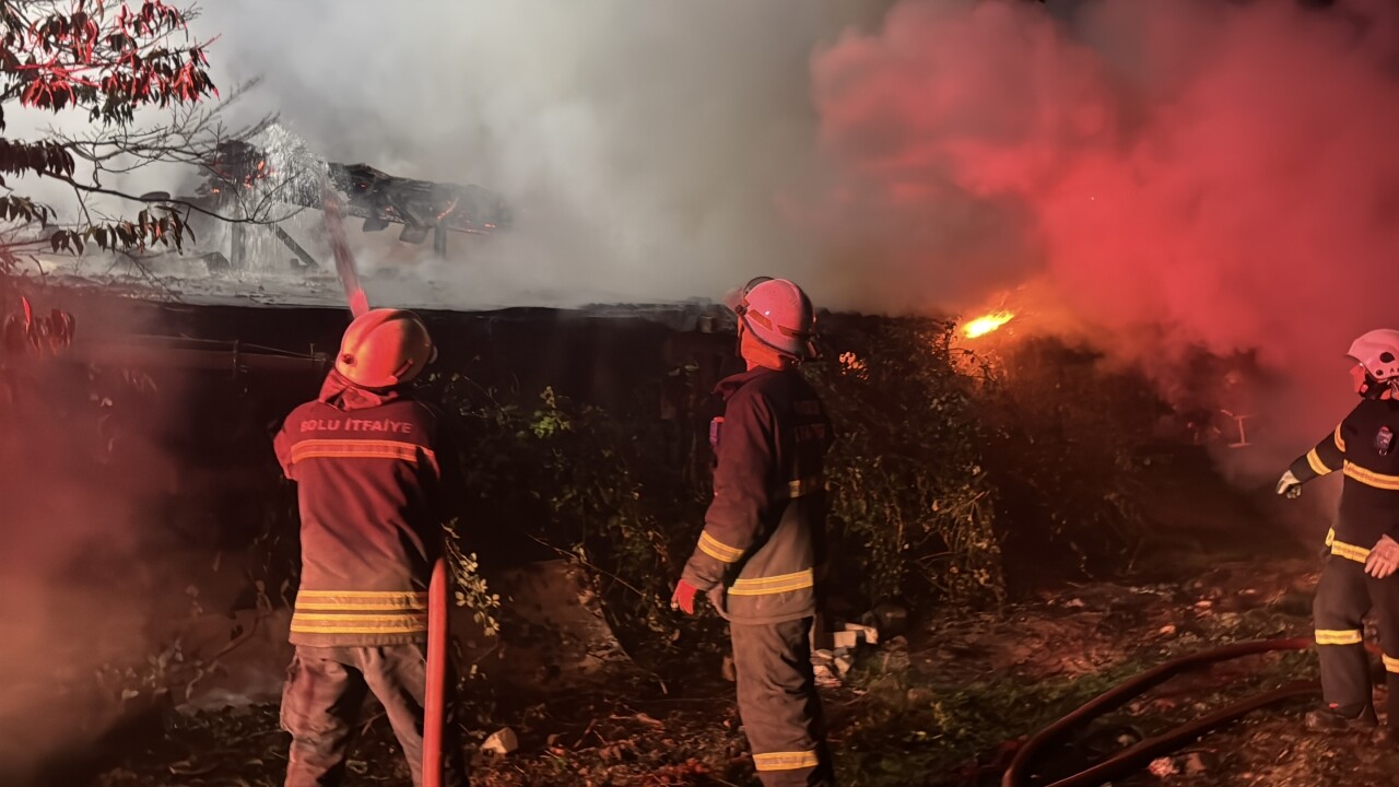 Bolu'da yangın çıkan ahşap ev kullanılamaz hale geldi