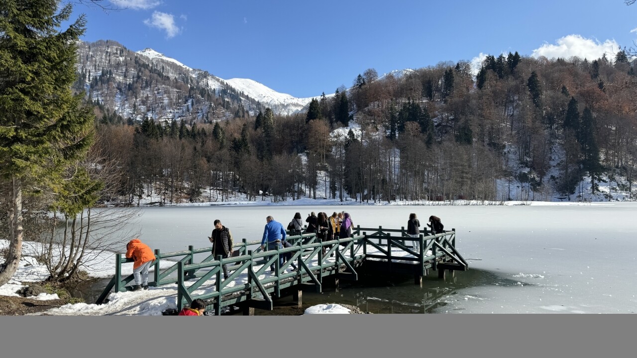 Borçka Karagöl Tabiat Parkı'nda kış ve sonbahar bir arada yaşanıyor