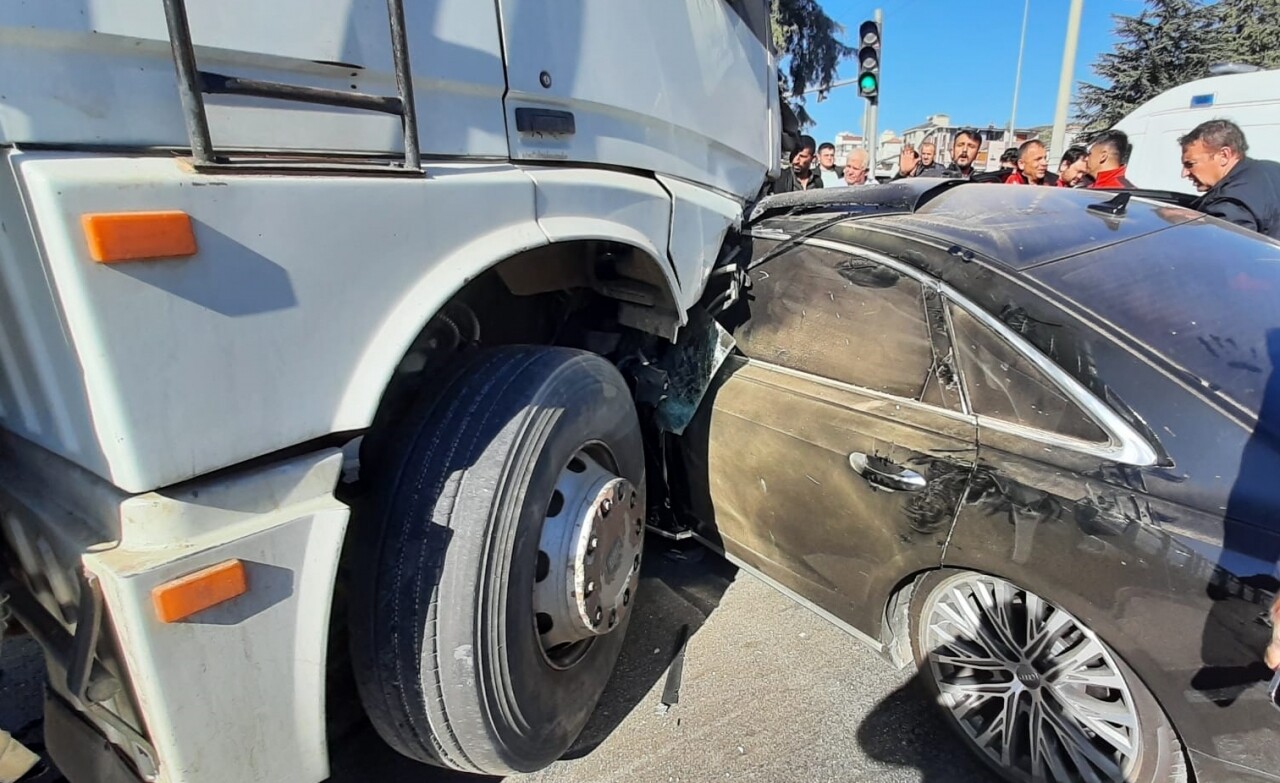 Burdur'da otomobille kamyonun çarpıştığı kazada 4 kişi yaralandı