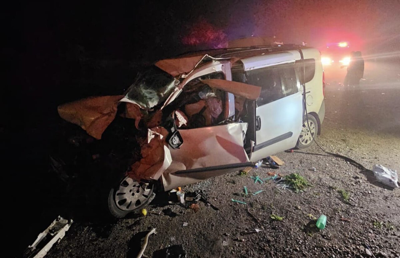 Bursa'da hafif ticari araçla tırın çarpıştığı kazada 6 kişi yaralandı