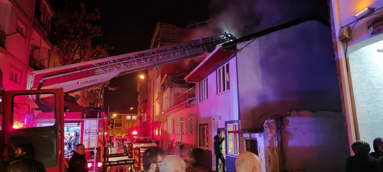 Bursa'da iki katlı ahşap ev yandı