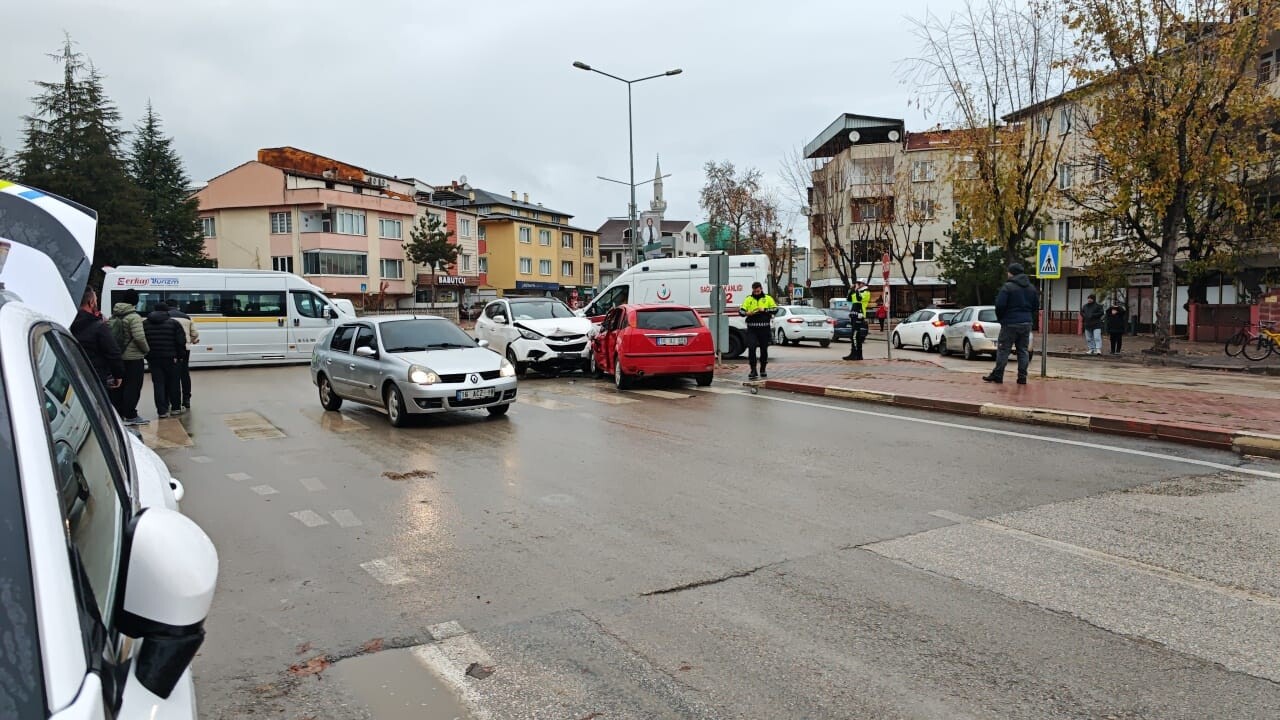 Cip ile otomobilin karıştığı kazada anne ile oğlu yaralandı