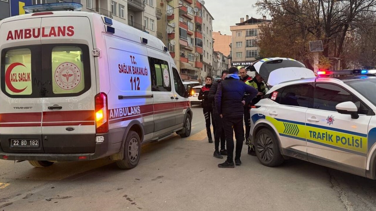 Edirne’de otomobille çarpışan motosikletteki 2 kişi yaralandı