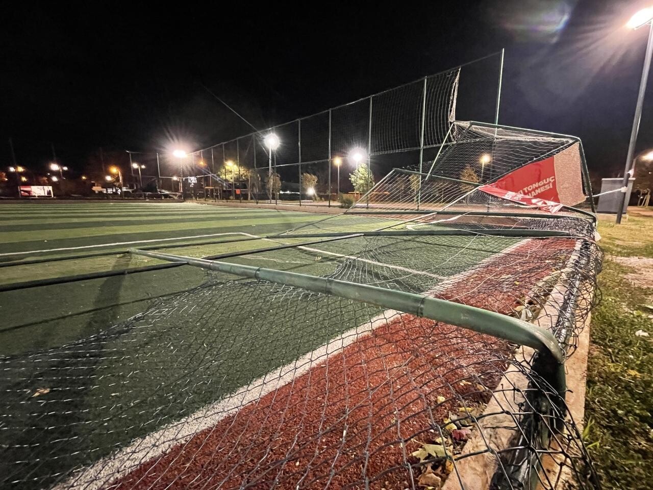 Fırtına ağaçlar ve çöp konteynerlerini devirdi, araçlara zarar verdi