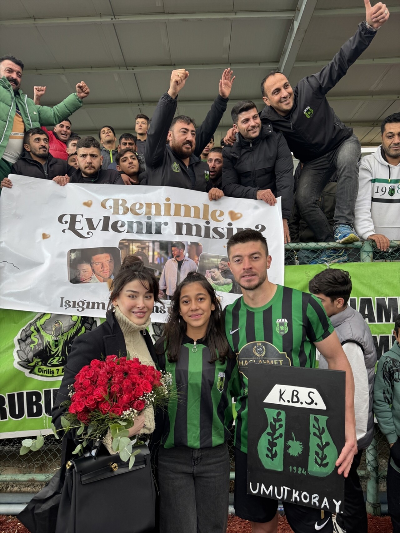 Futbolcudan sevgilisine sürpriz teklif