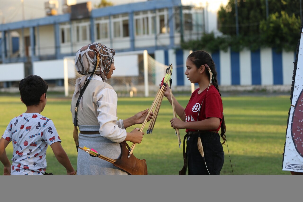 Hatay'da depremzede çocuklar için okçuluk kursu açıldı