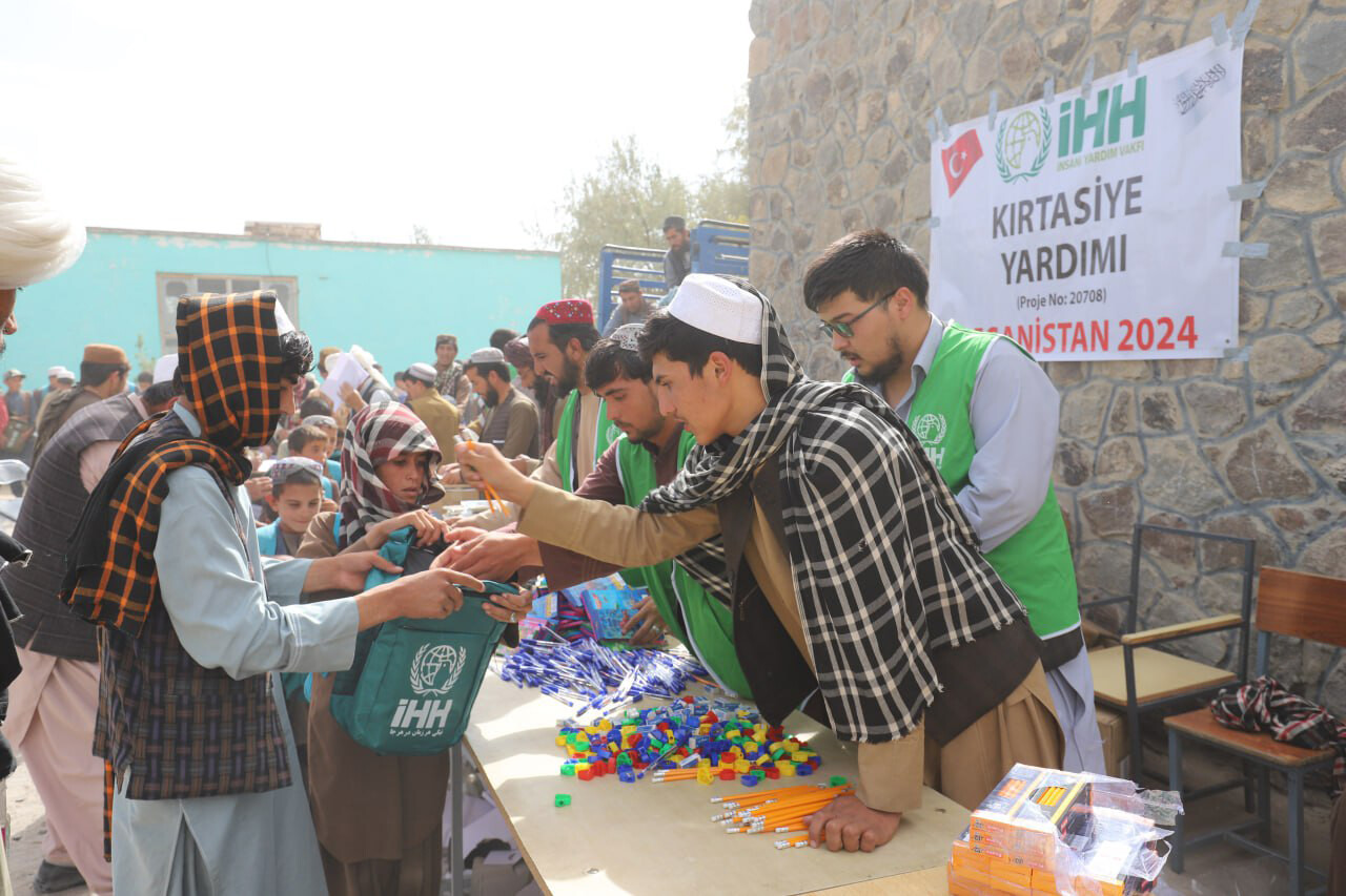 İHH'dan Afganistan'da 5 bin öğrenciye kırtasiye seti