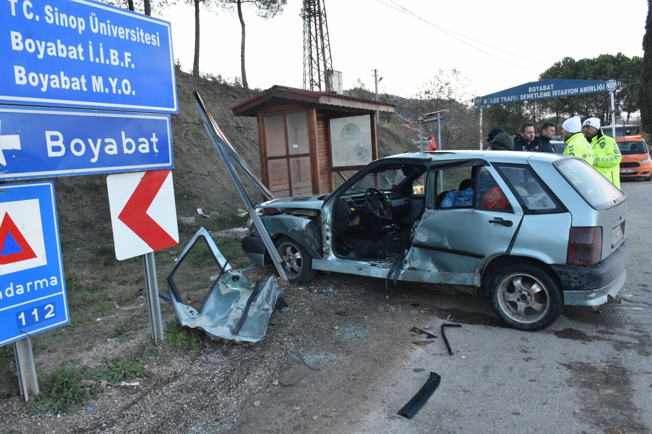 İiki otomobilin çarpıştığı kazada 5 kişi yaralandı