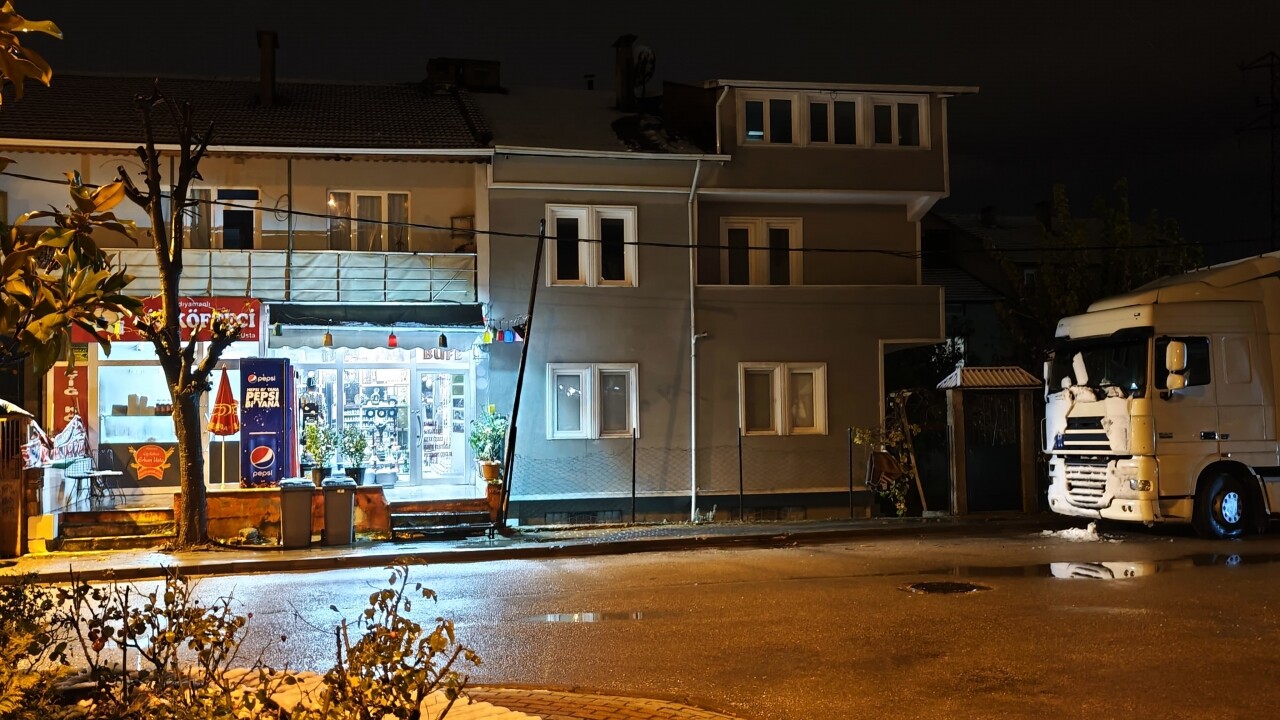 İki katlı binanın çatısından düşen kişi hayatını kaybetti