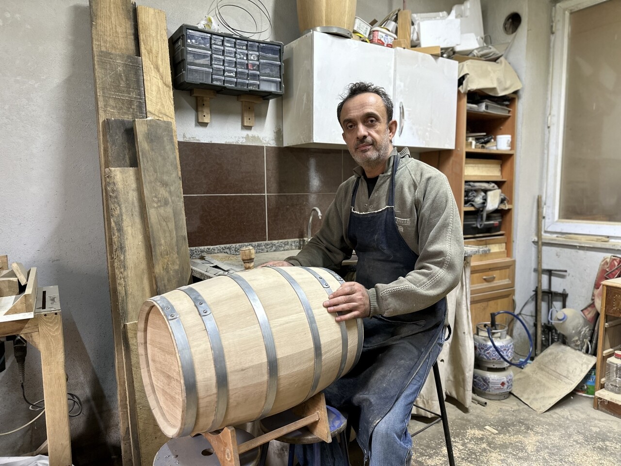 İnternetten videolar izleyerek fıçı yapımını öğrendi