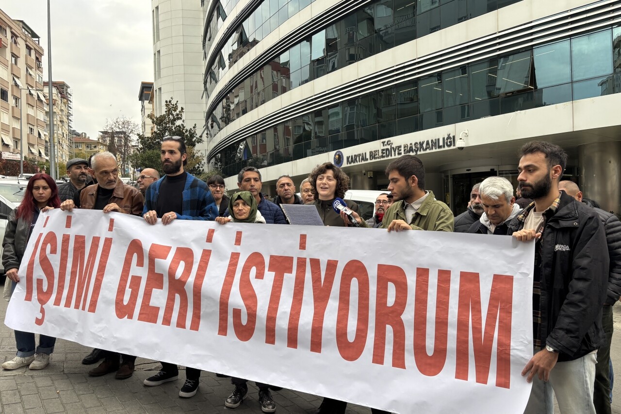 Kartal Belediyesi'nin işten çıkardığı kadın işçiden belediye önünde protesto