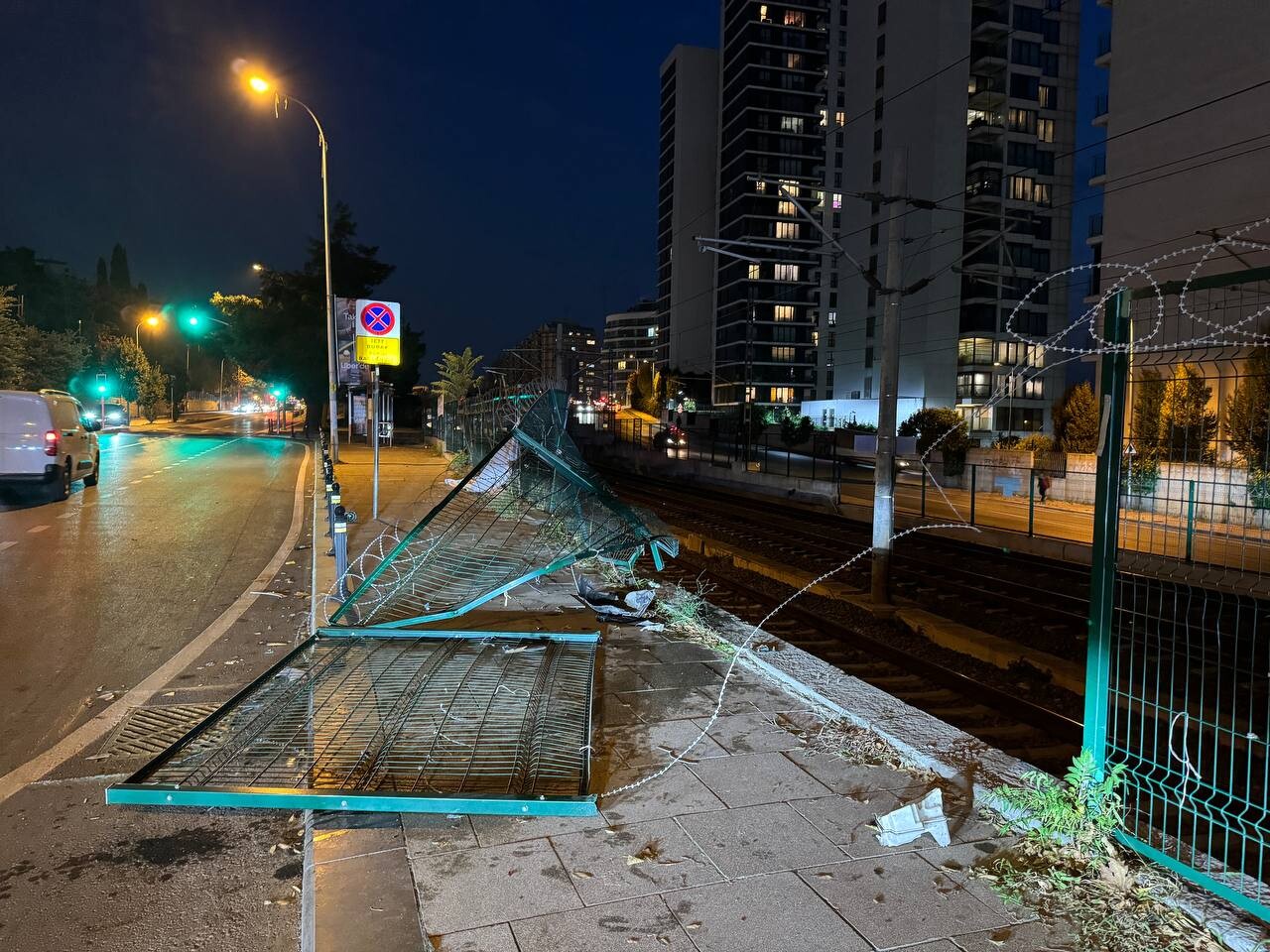 Kontrolden çıkan otomobil Marmaray hattının duvarında asılı kaldı