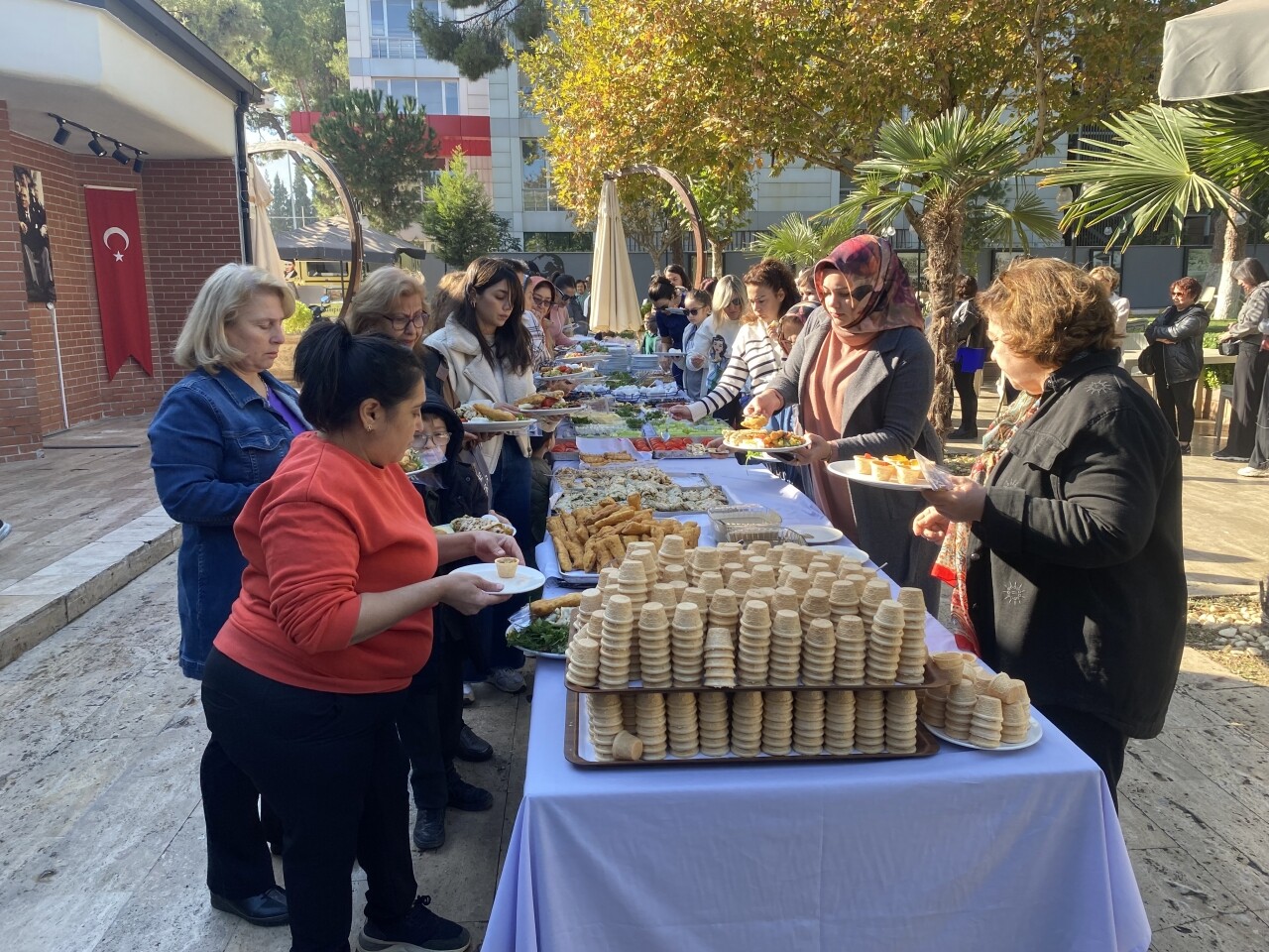 Manisa'da kadınlar elde ettikleri gelirle öğrencilere burs veriyor