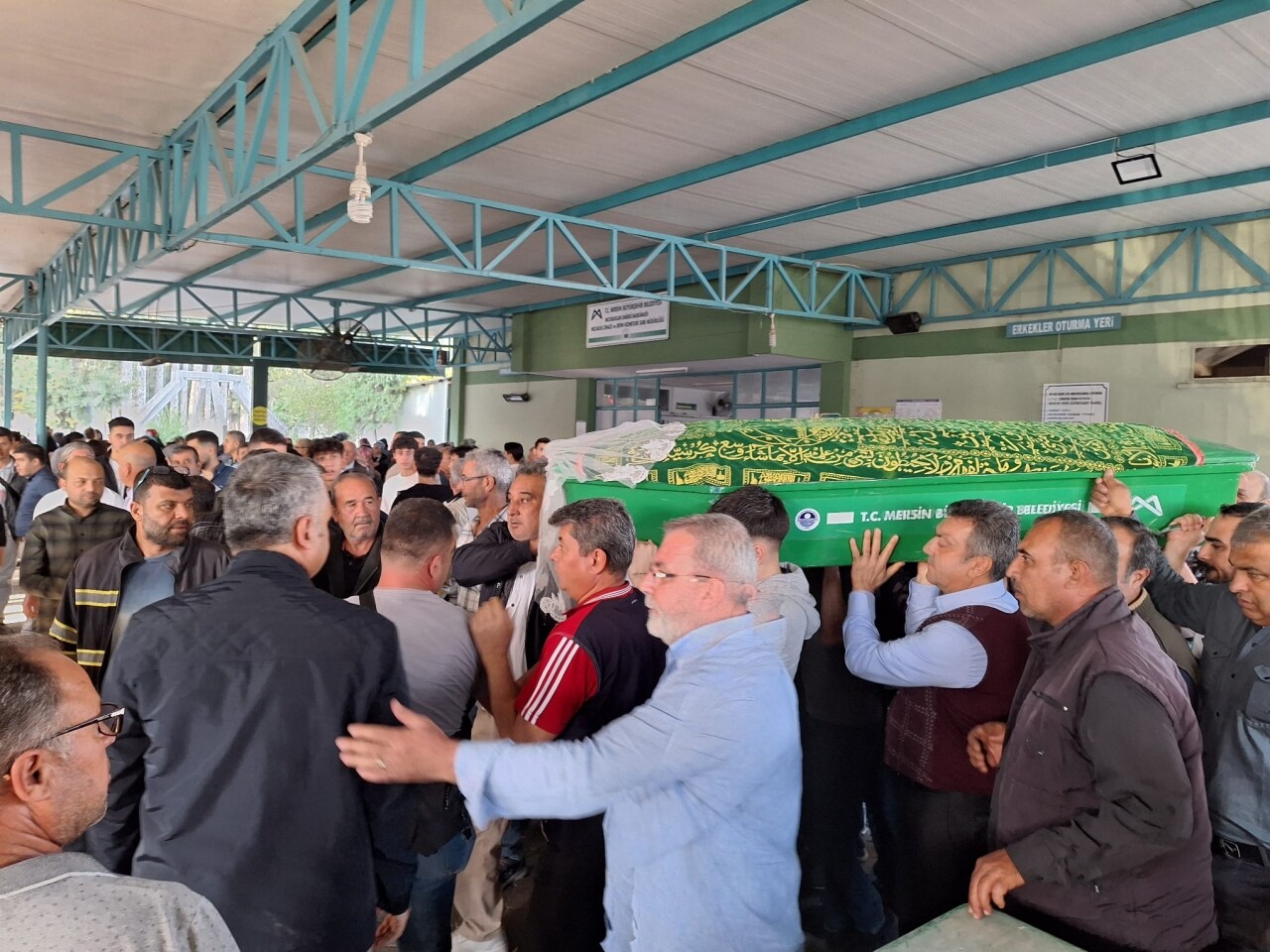 Mersin'de ağaca çarpan motosikletteki 2 kişi öldü