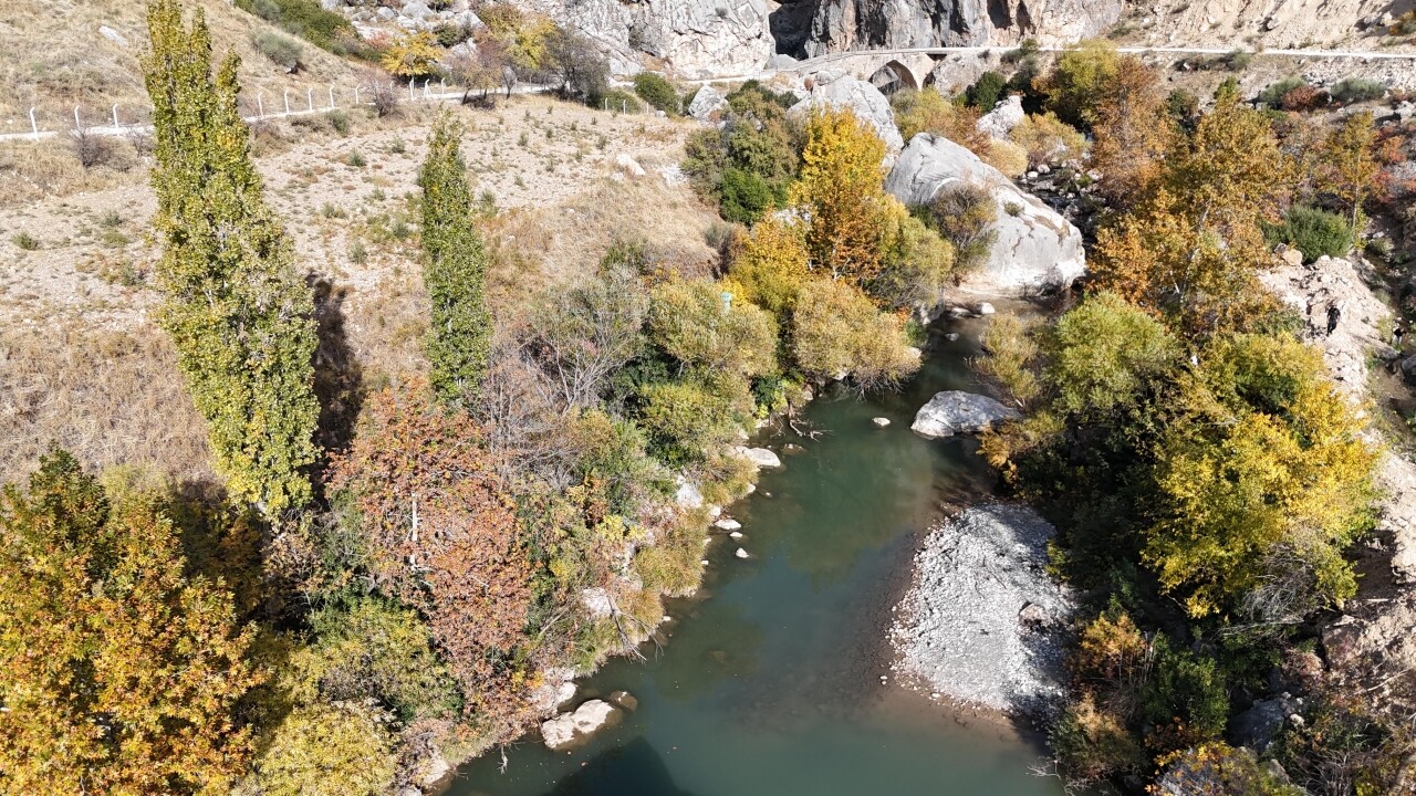 Nemrut Dağı eteklerinde sonbahar renkleri hakim oldu
